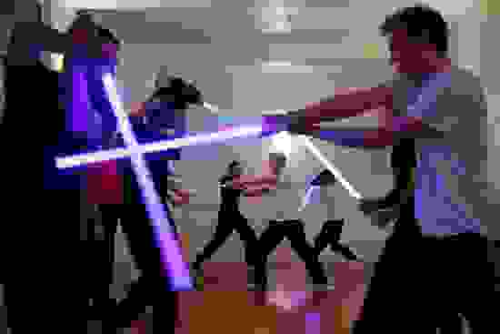 sabre-laser-initiation-team-building-paris-whereez-cohesion-entreprise-seminaire-insolite.jpg