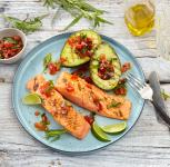 filets-de-saumon-grilles-avocat-et-salsa-de-tomate-epicee.jpg