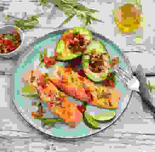 filets-de-saumon-grilles-avocat-et-salsa-de-tomate-epicee.jpg